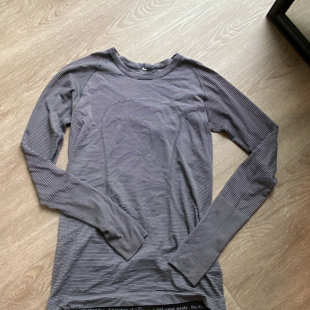 Lululemon black and white striped swiftly tech top size 6